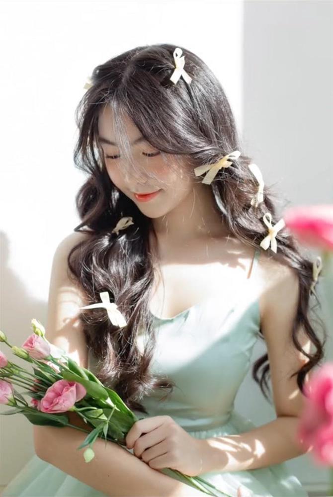 Con gái MC Quyền Linh show dáng gợi cảm ở tuổi 17-2