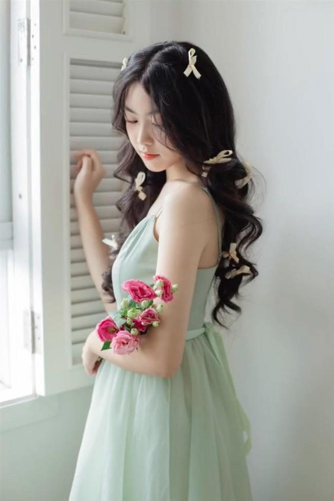 Con gái MC Quyền Linh show dáng gợi cảm ở tuổi 17-3