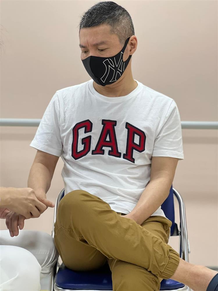 Công Lý kín mít vào viện, luống cuống đi thật nhanh-1