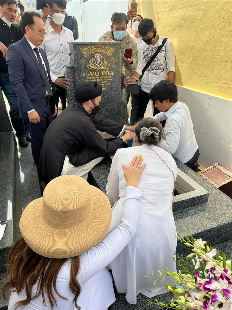 Hoài Linh xuất hiện sau thời gian ở ẩn, gặp đủ anh em trong nhà-1