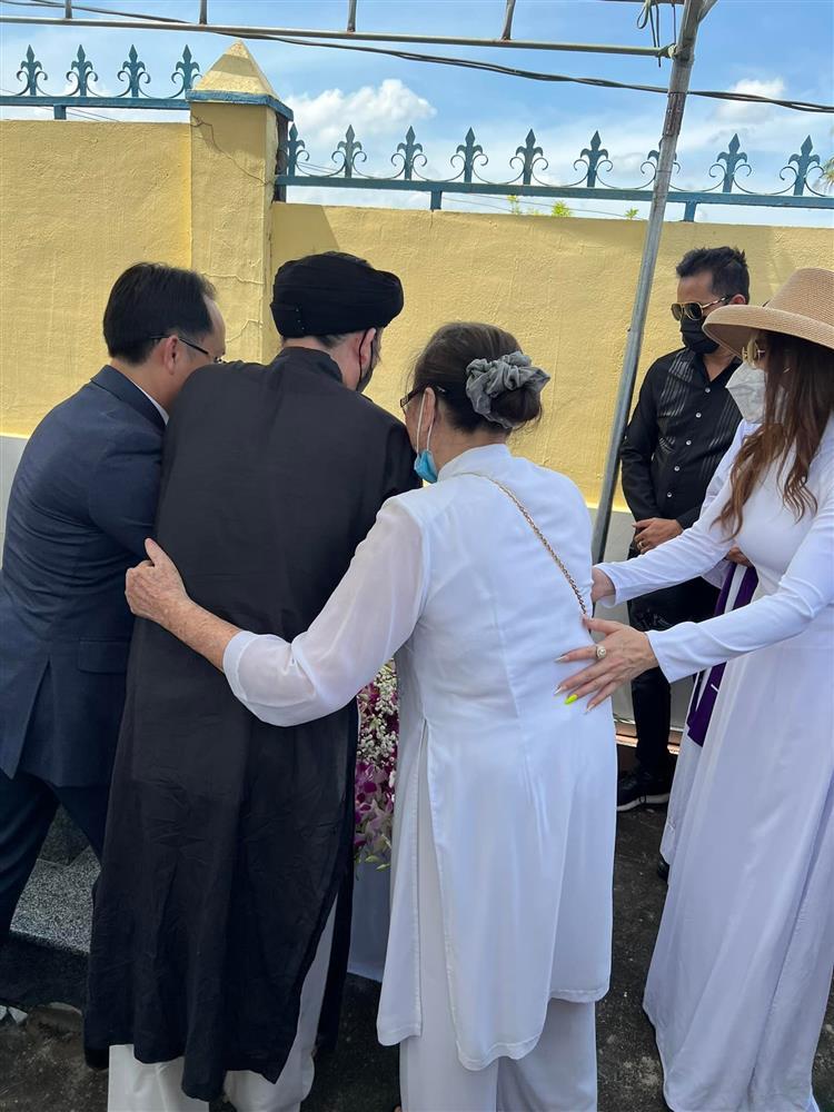 Hoài Linh xuất hiện sau thời gian ở ẩn, gặp đủ anh em trong nhà-3