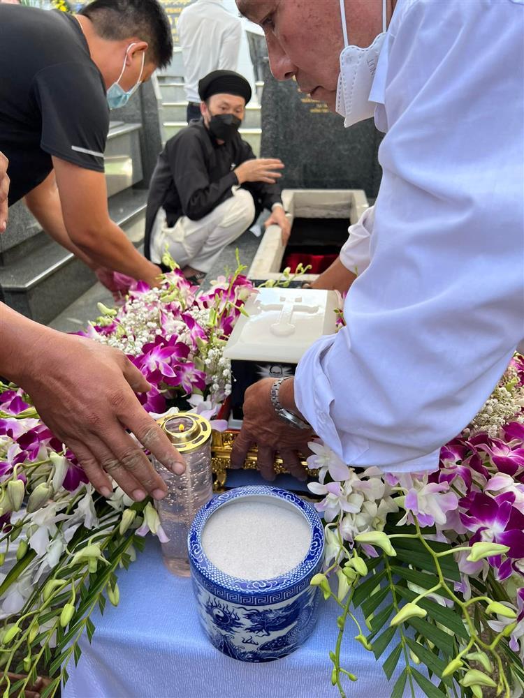 Hoài Linh xuất hiện sau thời gian ở ẩn, gặp đủ anh em trong nhà-4