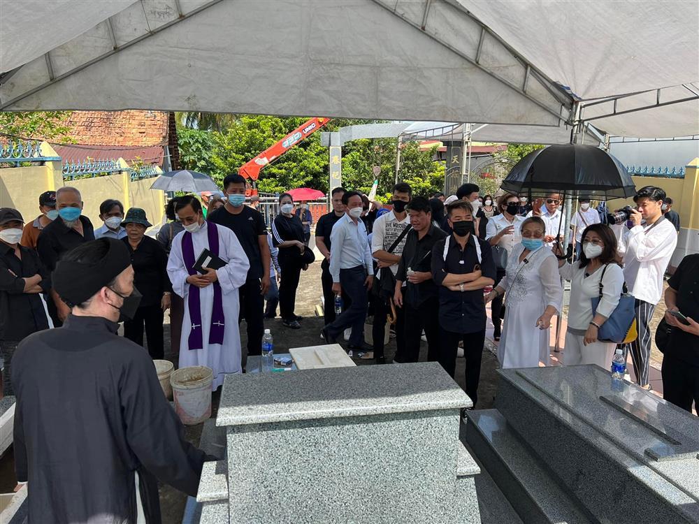 Hoài Linh xuất hiện sau thời gian ở ẩn, gặp đủ anh em trong nhà-7