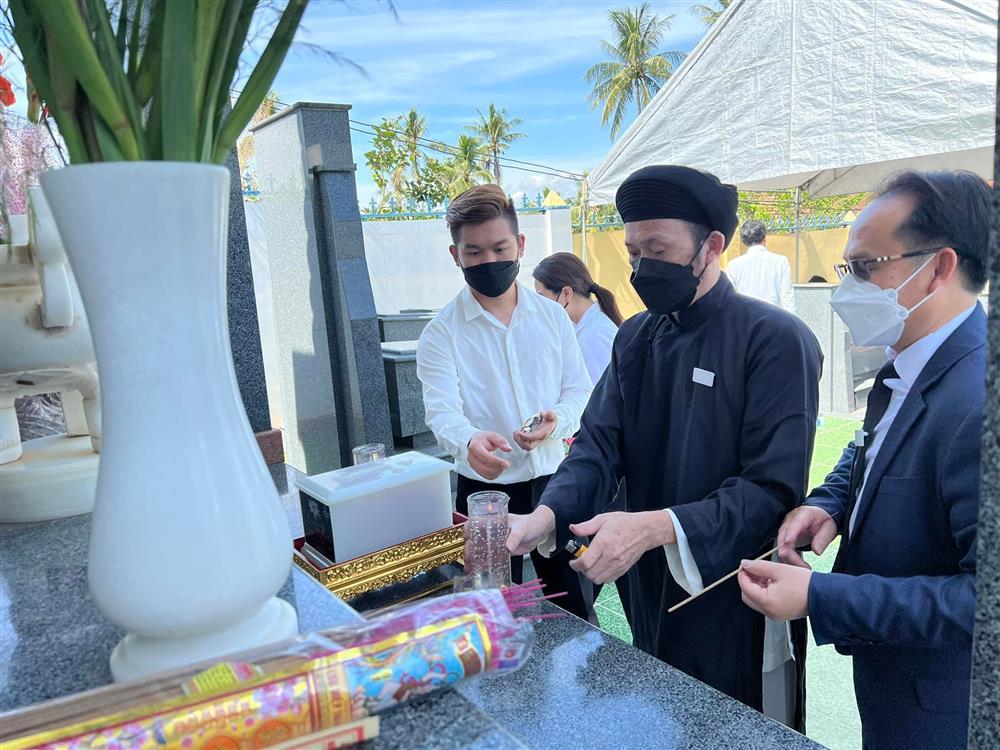 Hoài Linh xuất hiện sau thời gian ở ẩn, gặp đủ anh em trong nhà-6