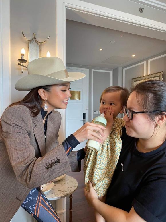 Thanh Hằng hóa vú em chăm con gái Hà Hồ, ái nữ phản ứng khó đỡ-4