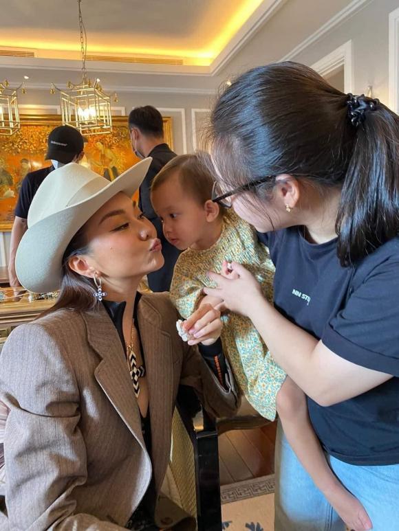 Thanh Hằng hóa vú em chăm con gái Hà Hồ, ái nữ phản ứng khó đỡ-5