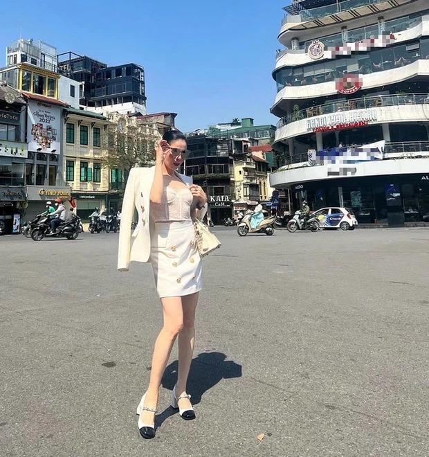 Vừa giảng đạo lý về tinh tế, Lệ Quyên lộ miếng dán ngực thô thiển-3