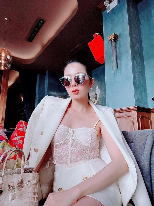 Vừa giảng đạo lý về tinh tế, Lệ Quyên lộ miếng dán ngực thô thiển-4