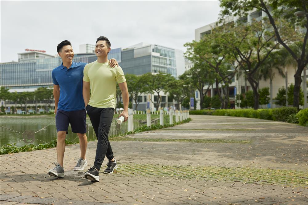 Uniqlo conveys a positive message 'keep moving forward'-2