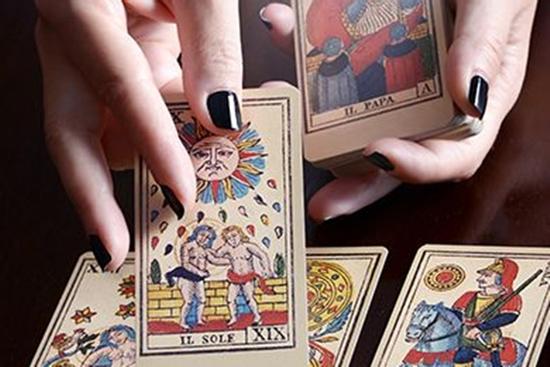 Bói bài Tarot thứ 5 ngày 7/4/2022: Thích gì phải nói