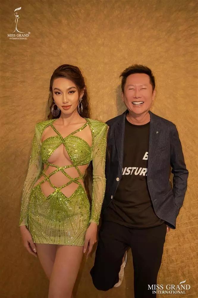 Chủ tịch Miss Grand khen Thùy Tiên, gây tổn thương Á hậu 1-1