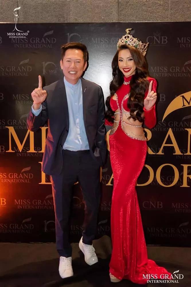 Chủ tịch Miss Grand khen Thùy Tiên, gây tổn thương Á hậu 1-3