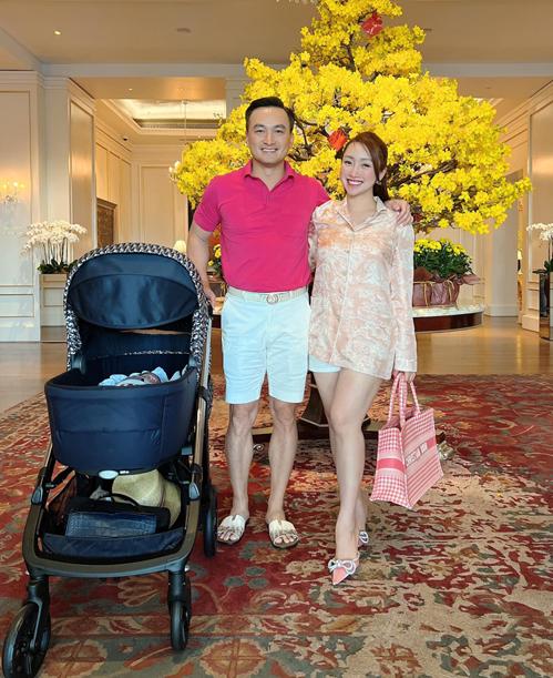 Chi Bảo ăn mặc ngày càng màu mè khi sánh đôi vợ 3 kém 16 tuổi-8