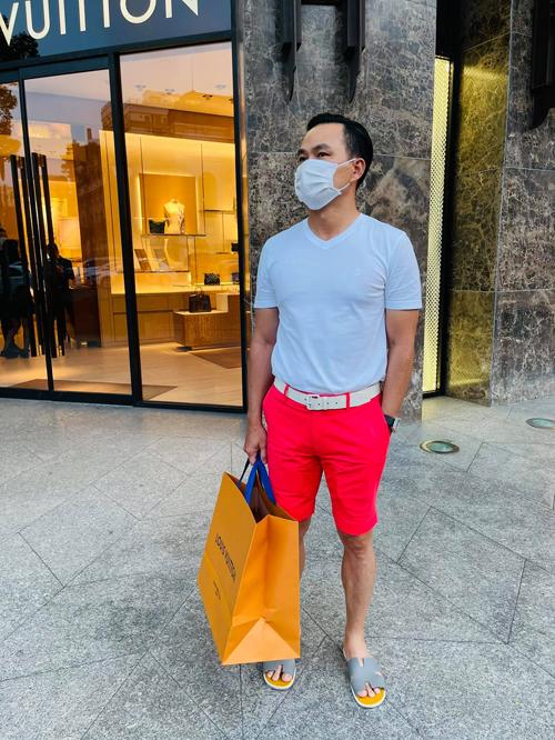 Chi Bảo ăn mặc ngày càng màu mè khi sánh đôi vợ 3 kém 16 tuổi-10