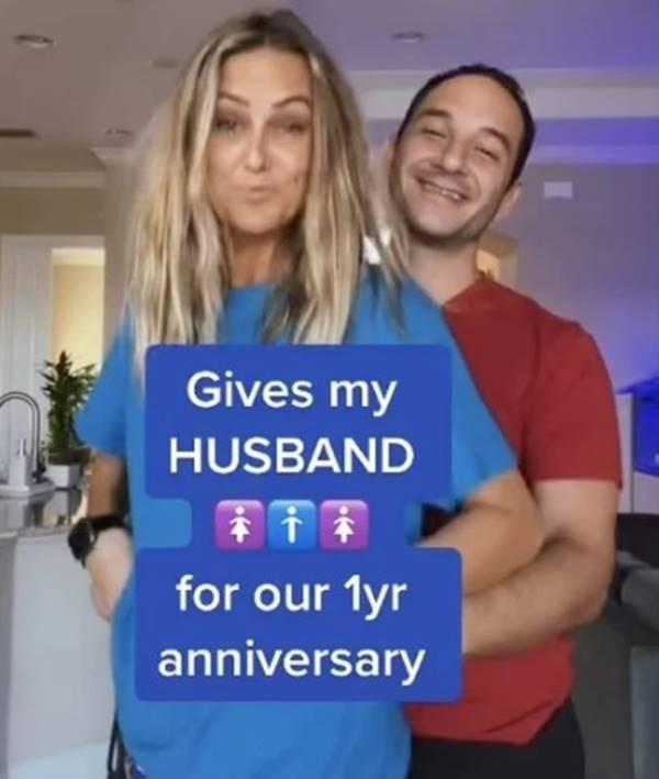 Kỷ niệm 1 năm ngày cưới, cặp vợ chồng tổ chức quan hệ 3 người-2