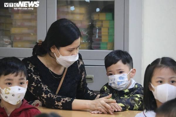 TAU HAI grade 1-6 goes to school: The child forgets his friend's name, cries so much that his mother has to pick him up-4