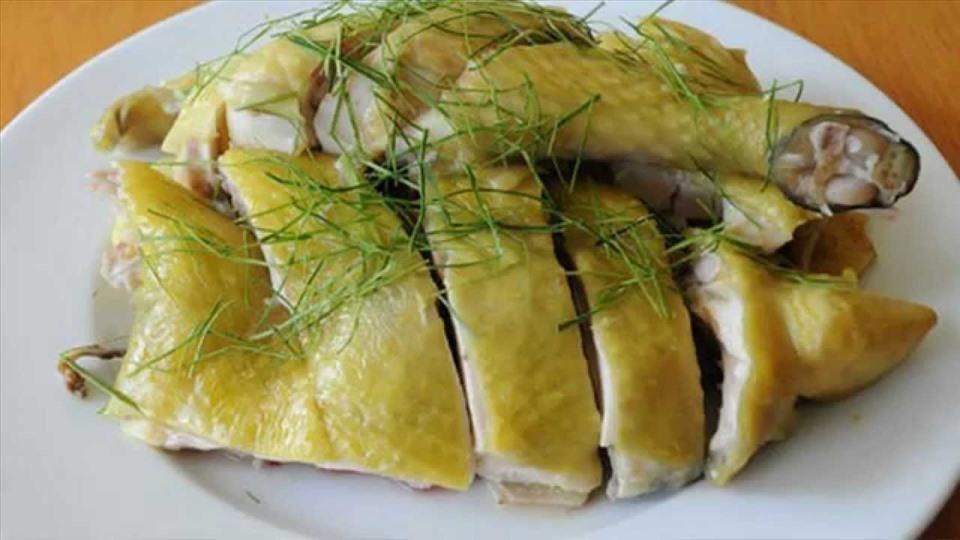 Toát mồ hôi giùm thanh niên lần đầu về nhà người yêu chặt gà-1