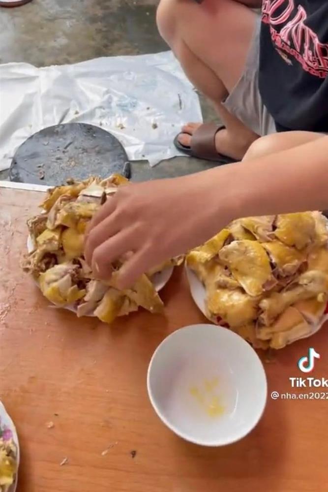 Toát mồ hôi giùm thanh niên lần đầu về nhà người yêu chặt gà-4