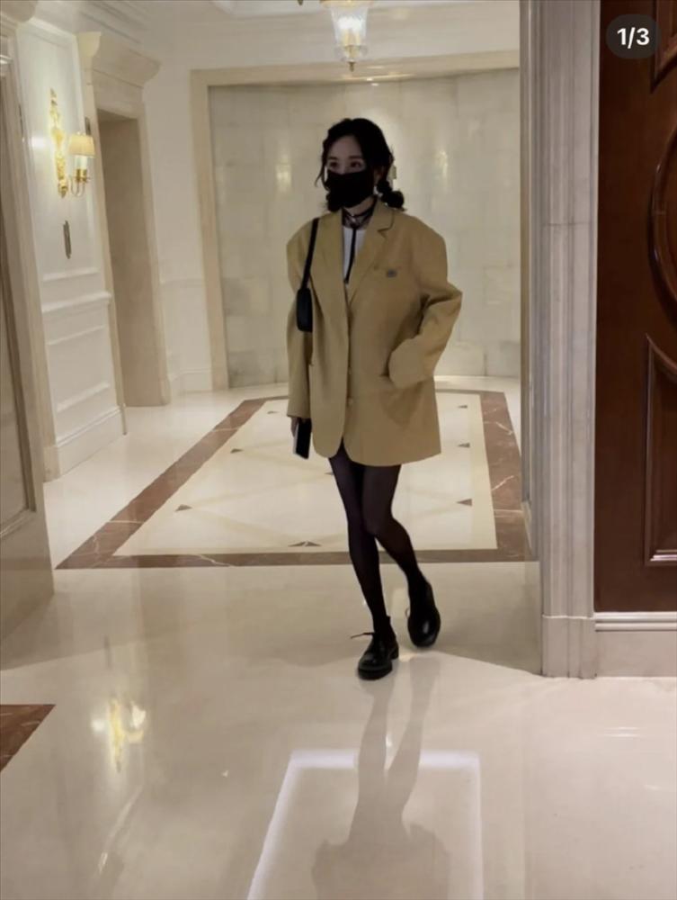 Dương Mịch lộ body mỏng dính, đôi chân bạc tỷ không còn-1