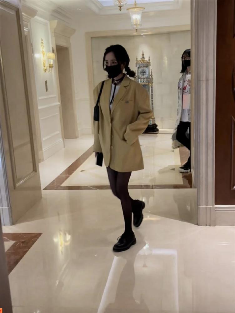 Dương Mịch lộ body mỏng dính, đôi chân bạc tỷ không còn-2