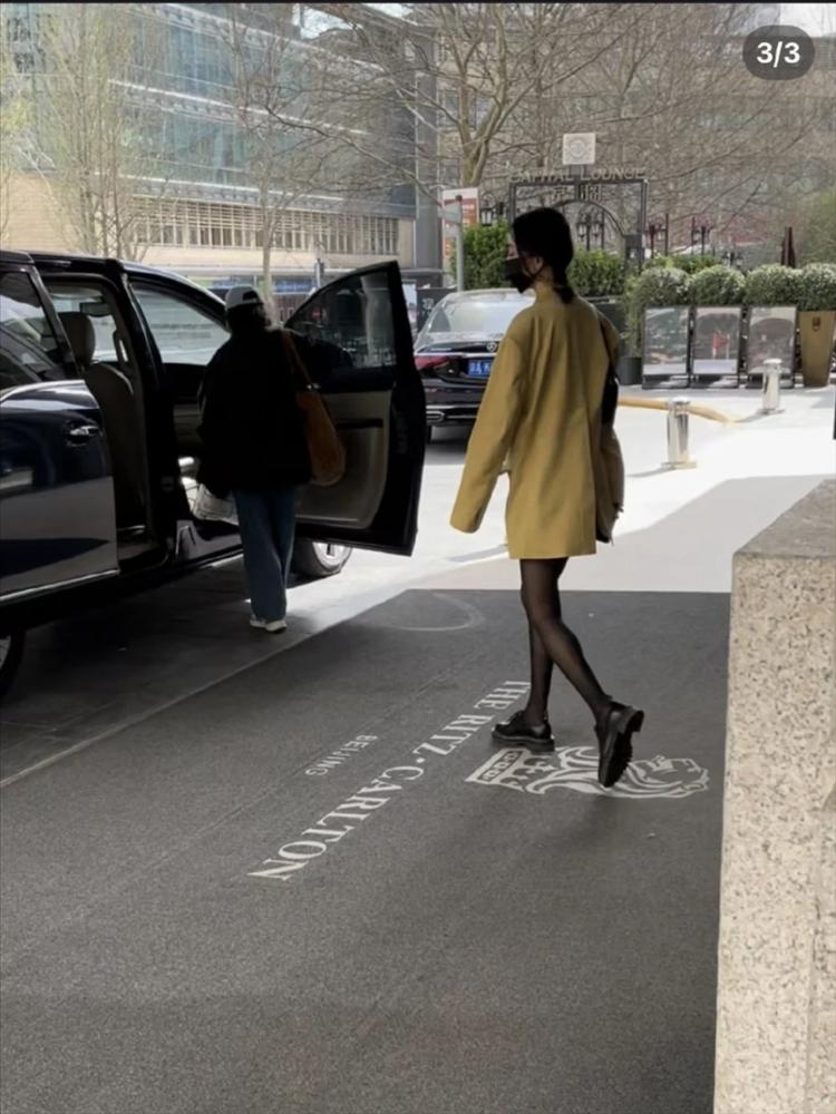 Dương Mịch lộ body mỏng dính, đôi chân bạc tỷ không còn-3