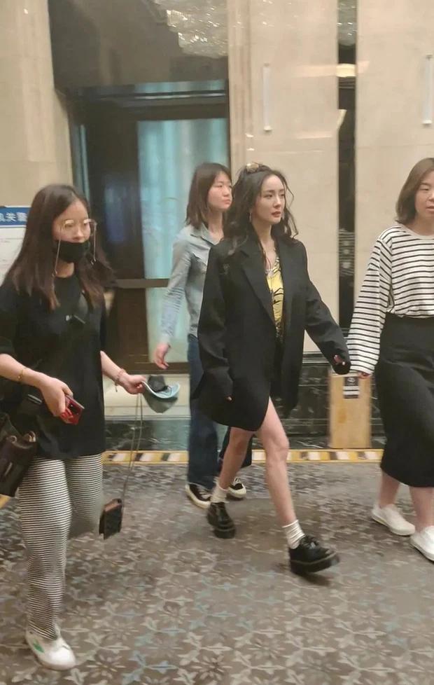 Dương Mịch lộ body mỏng dính, đôi chân bạc tỷ không còn-7