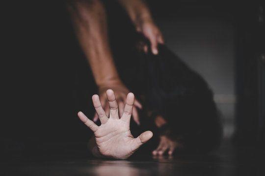 Bố mất, cô gái bị cậu cùng bạn biến thành nô lệ tình dục hơn chục năm-1