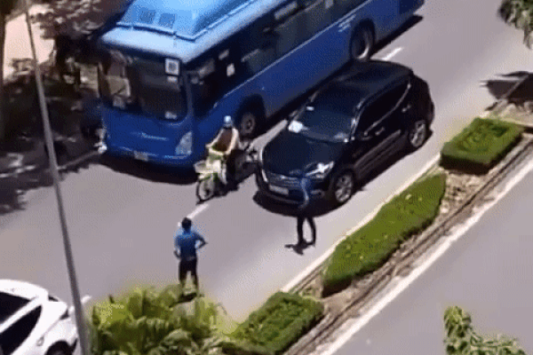 Clip: Vác bình cứu hỏa đánh nhau, tài xế xe bus bị đuổi chạy đứt dép