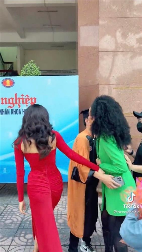 HHen Niê, Kim Duyên dự tốt nghiệp của trợ lý mà sexy, lồng lộn hú hồn-3