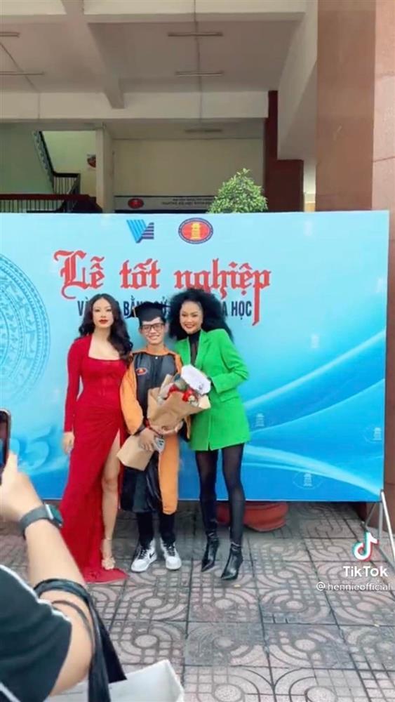 HHen Niê, Kim Duyên dự tốt nghiệp của trợ lý mà sexy, lồng lộn hú hồn-4