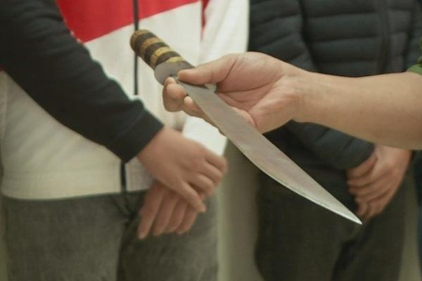 Clip: Nhóm người đi ô tô tông xe máy rồi chém chết nạn nhân-1