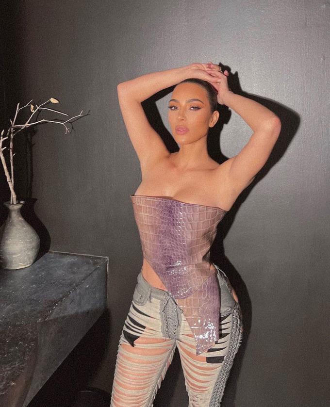 Quần rách mặc như không của Kim Kardashian giá 6.400 USD-2