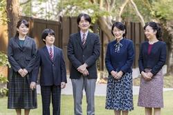 Gia đình cựu Công chúa Mako tiếp tục lao đao trước scandal mới