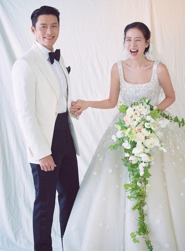 Vợ chồng Hyun Bin - Son Ye Jin lộ diện sau đám cưới-1