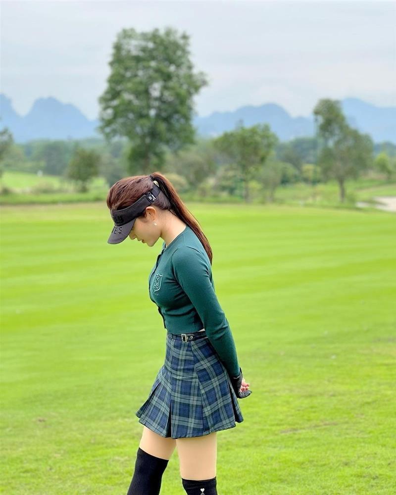 Thời trang sân golf như công nương châu Âu của Á hậu Huyền My-1