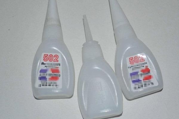 Cậu bé nhỏ keo 502 vào mắt, cách xử lý của người cha được bác sĩ khen ngợi-3