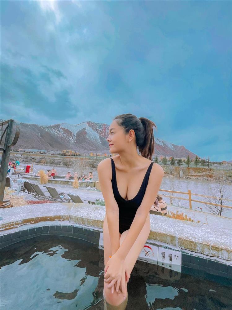 Phạm Quỳnh Anh cố gắng che chắn vòng 2 khi diện đồ bơi gợi cảm-2