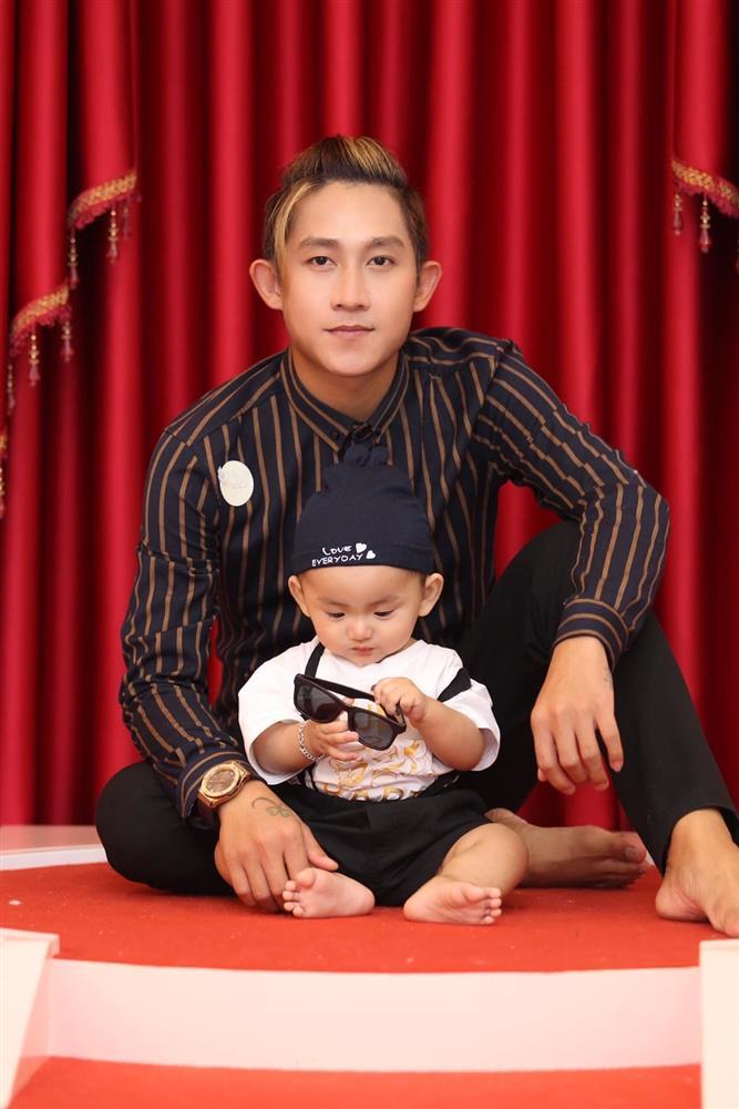 Con trai Hồ Gia Hùng (HKT): Chào đời ở đảo, thiếu thốn vật chất-1