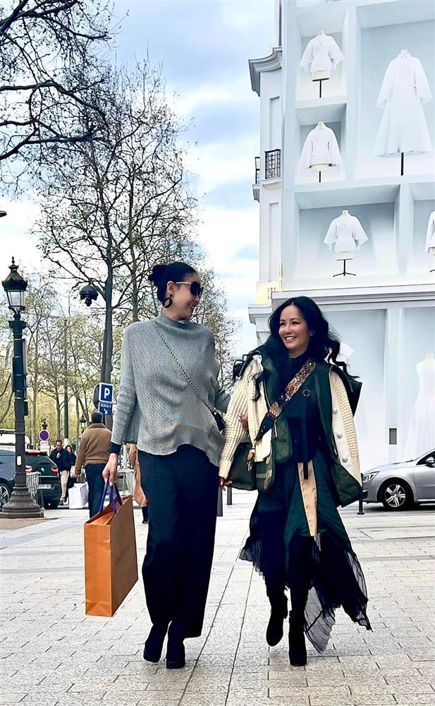 Hồng Nhung mặc luộm thuộm như quấn giẻ đi chơi cùng Hà Kiều Anh-1