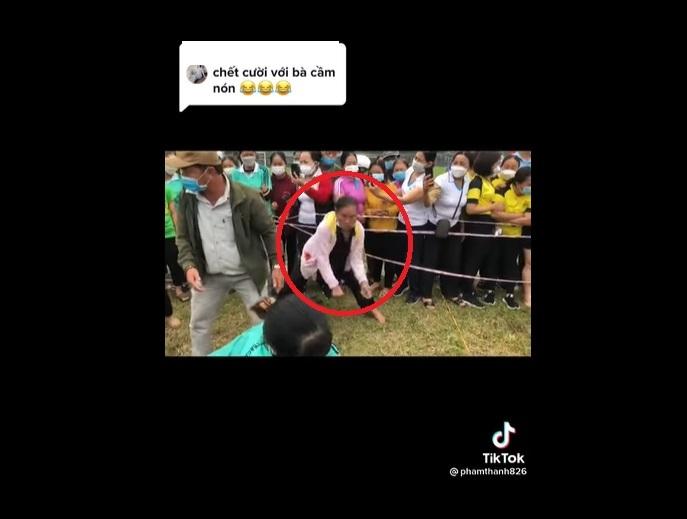 Cười nghiêng ngả với màn cổ vũ kéo co của bà cô vùng quê-2