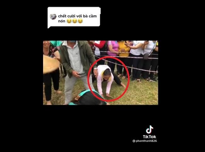Cười nghiêng ngả với màn cổ vũ kéo co của bà cô vùng quê-1