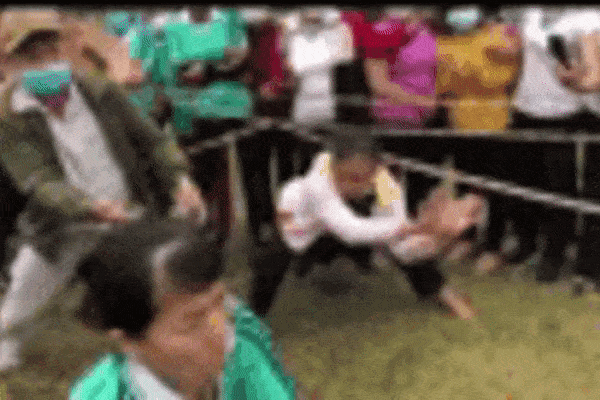 Cười nghiêng ngả với màn cổ vũ kéo co của bà cô vùng quê