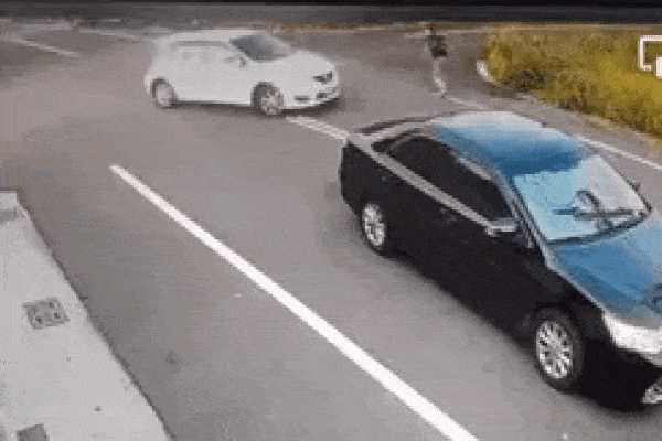 Clip: Shipper bị người phụ nữ đánh tới tấp vì giao đồ trễ vài phút-1