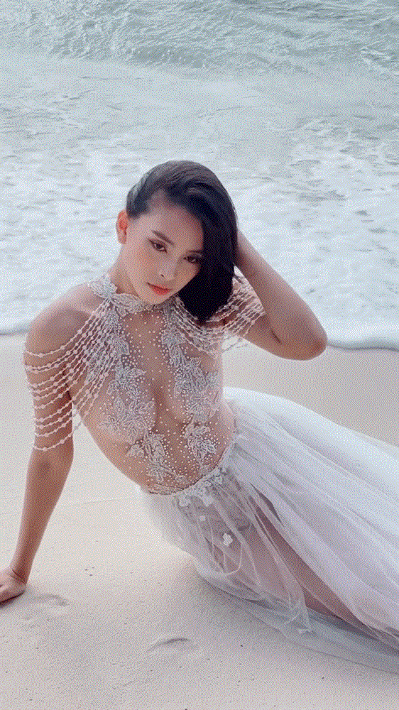 Hoa hậu Tiểu Vy khoe gần trọn vòng 1 trên bờ biển-2