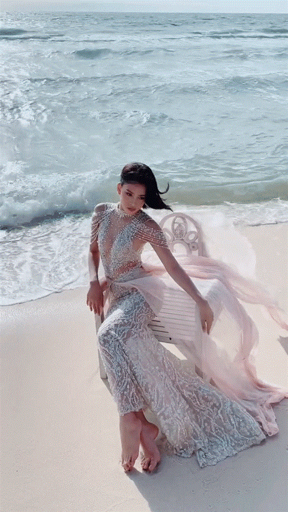 Hoa hậu Tiểu Vy khoe gần trọn vòng 1 trên bờ biển-1