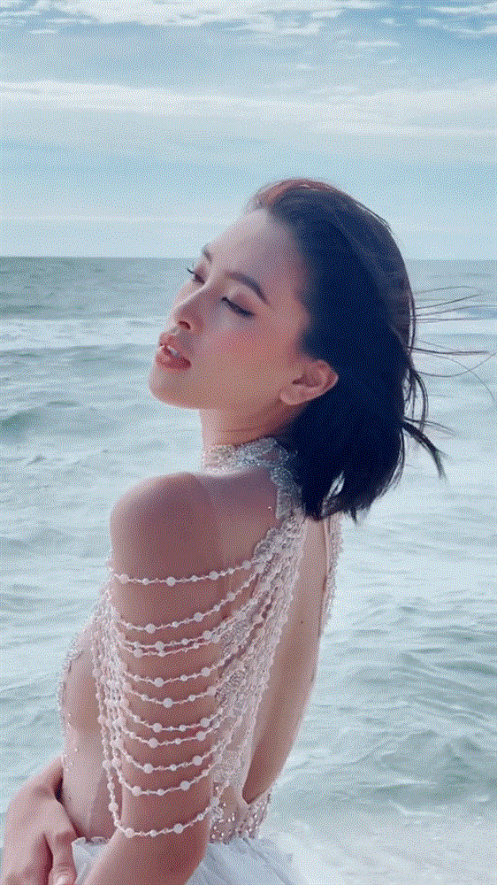 Hoa hậu Tiểu Vy khoe gần trọn vòng 1 trên bờ biển-4