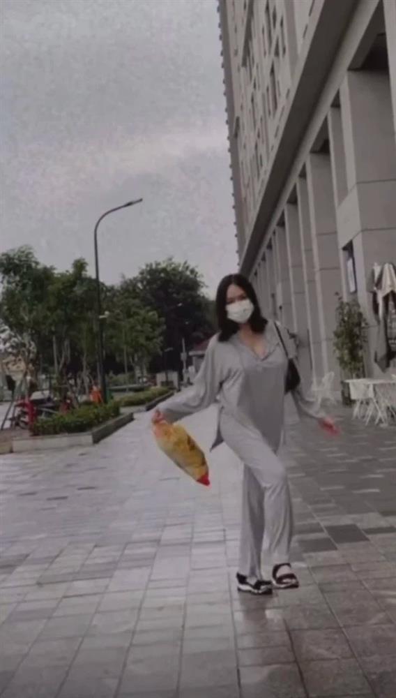 Diệu Nhi mặc bra top tự tin khoe eo thon của gái một con-7