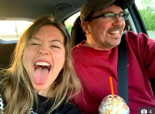 Cô gái 26 tuổi kết hôn với người tình 52 chỉ sau 3 tháng gặp gỡ-1