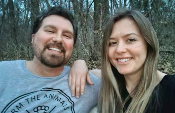 Cô gái 26 tuổi kết hôn với người tình 52 chỉ sau 3 tháng gặp gỡ-2