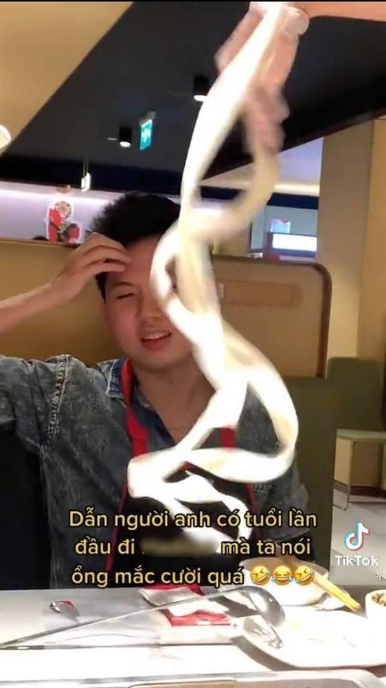Múa mì ở nhà hàng lẩu nổi tiếng, đâu phải khách hàng nào cũng ưng!-3